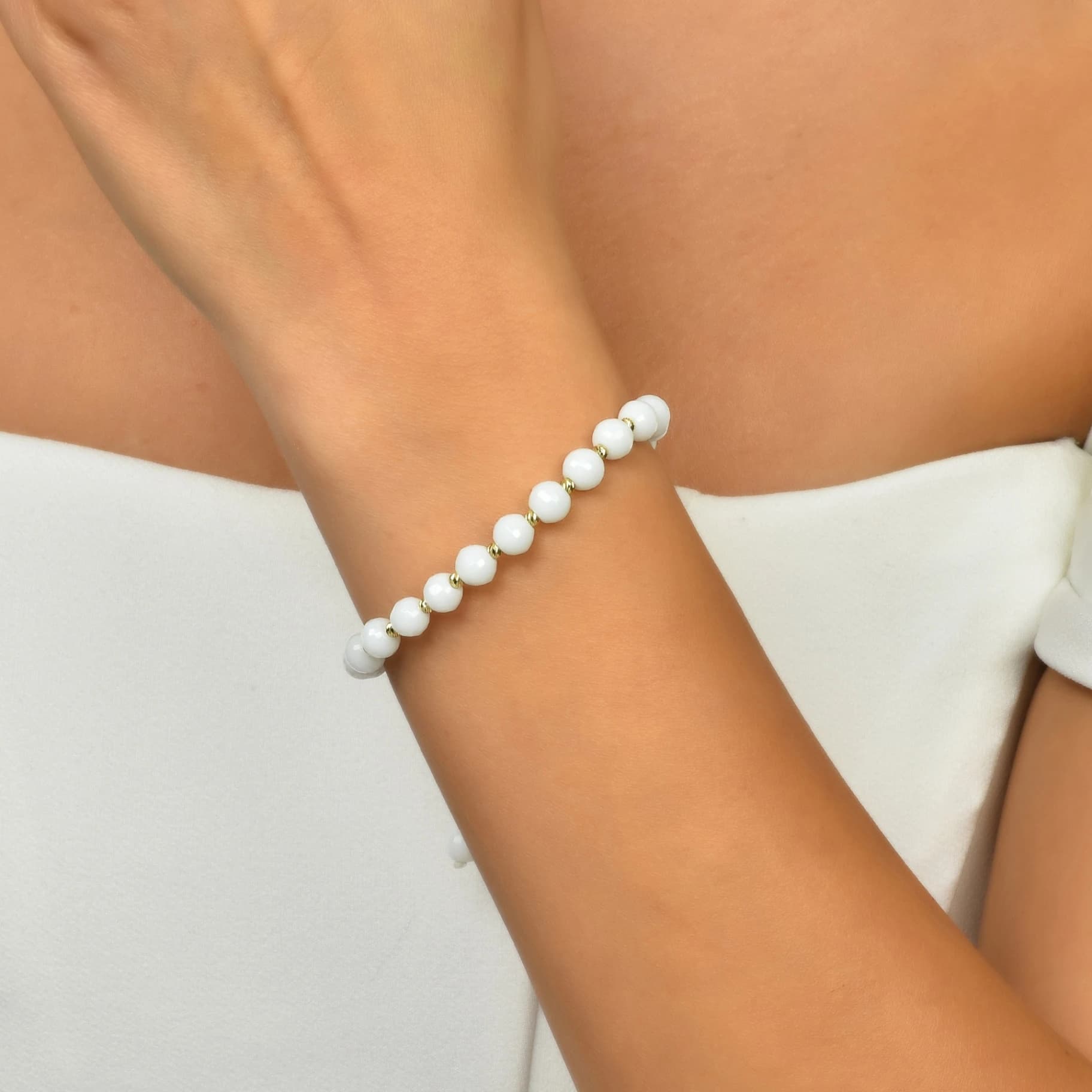 Гривна с бели мъниста и златни топчета - Image 2