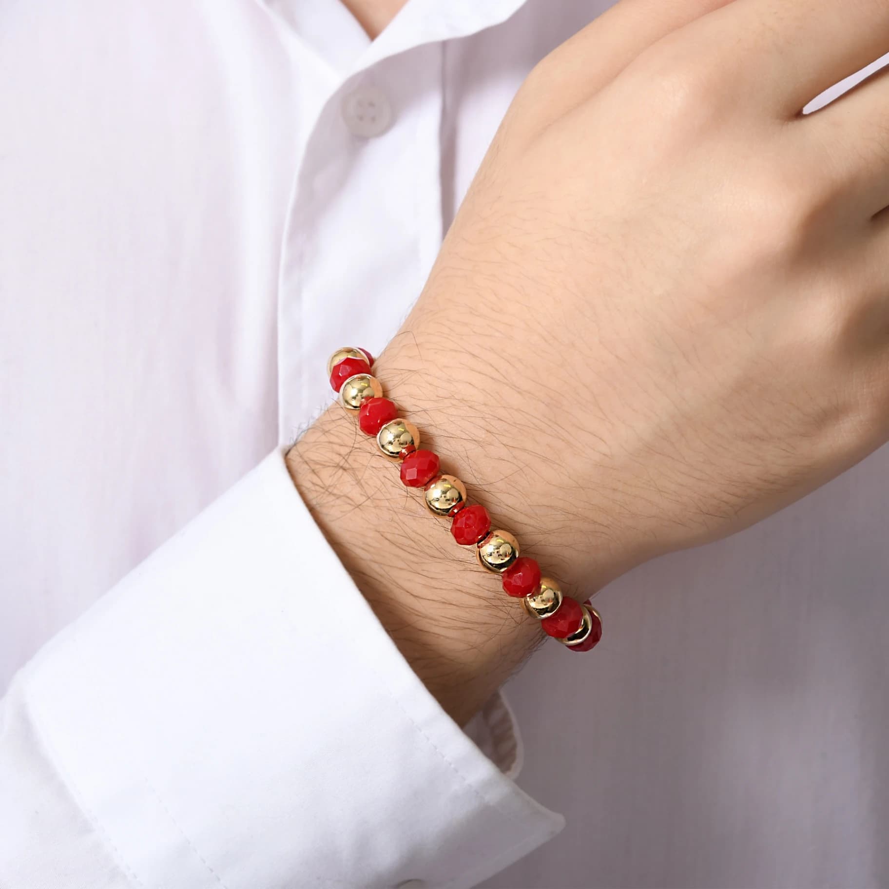 Гривна с червени мъниста и златни топчета - Image 1