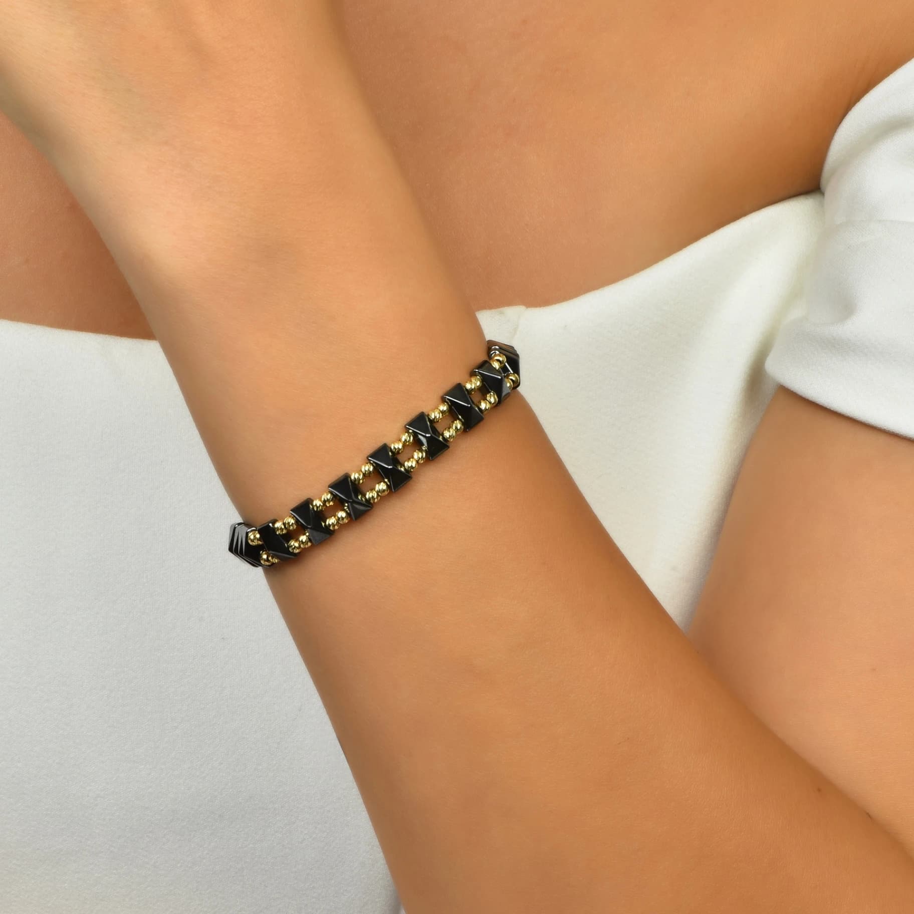 Гривна с черни мъниста и златни топчета - Image 2