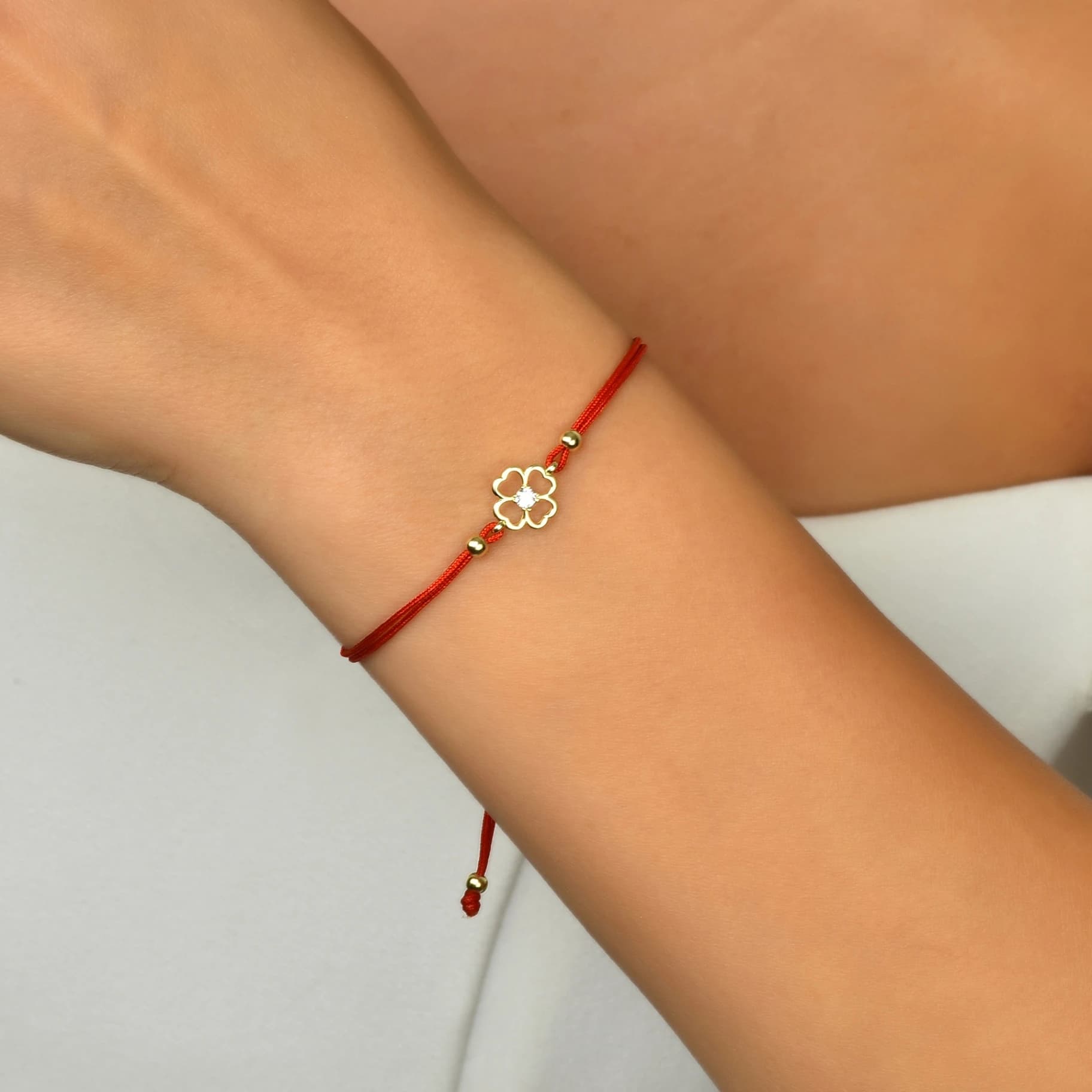 Гривна с червен конец детелина с бели цирконий - Image 2